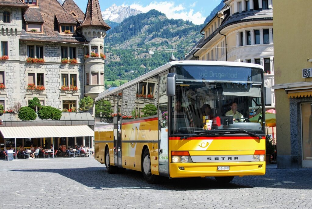Idoso segurando sua Carteira do Idoso em um ônibus interestadual